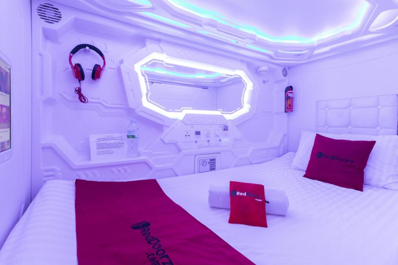 Hostel Reddoorz @ Capsule